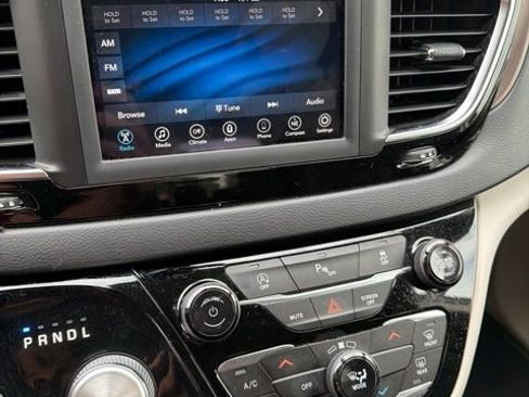 Used 2020 Chrysler Voyager LX FWD image 14