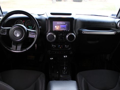 Used 2016 Jeep Wrangler Unlimited Rubicon w/ Connectivity Group image 26