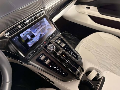 Used 2025 Aston Martin V8 Vantage Coupe RWD image 38