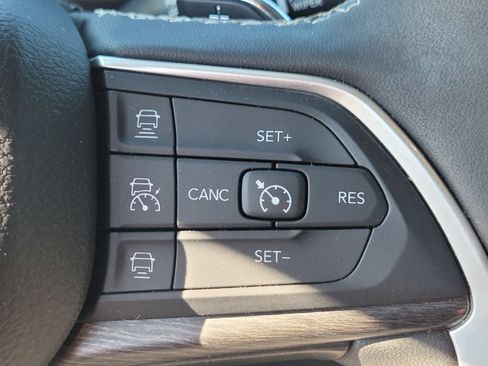 Used 2024 Jeep Grand Cherokee L Limited w/ Luxury Tech Group II AWD/4WD image 26