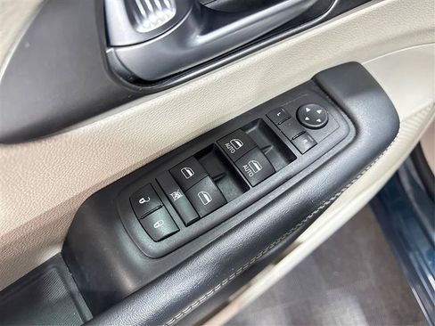 Used 2024 Chrysler Pacifica Touring-L FWD image 33