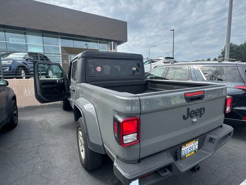 Used 2023 Jeep Gladiator Sport AWD/4WD image 4