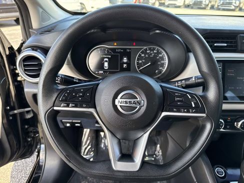 Used 2022 Nissan Versa SV image 36