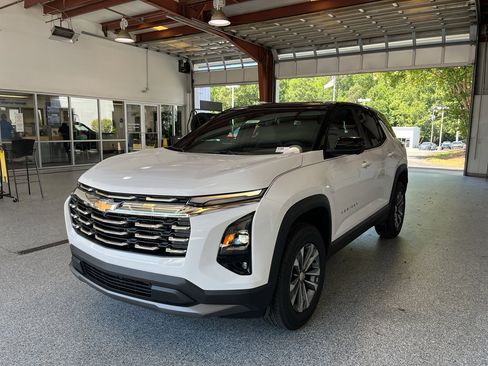 New 2026 Chevrolet Equinox LT w/ Convenience Package II FWD image 4
