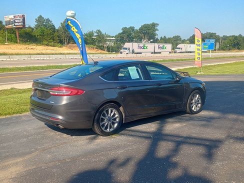 Used 2017 Ford Fusion SE w/ Fusion SE Technology Package FWD image 5