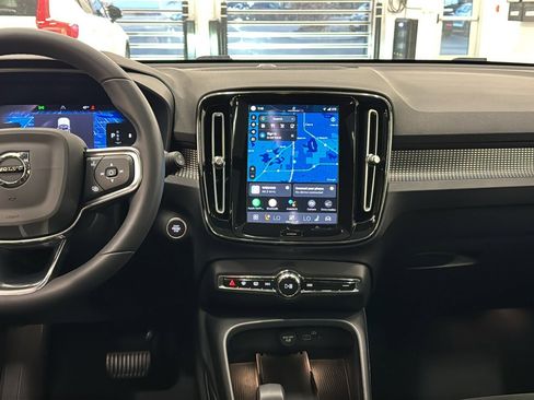 Used 2023 Volvo XC40 B5 Ultimate w/ Climate Package image 11