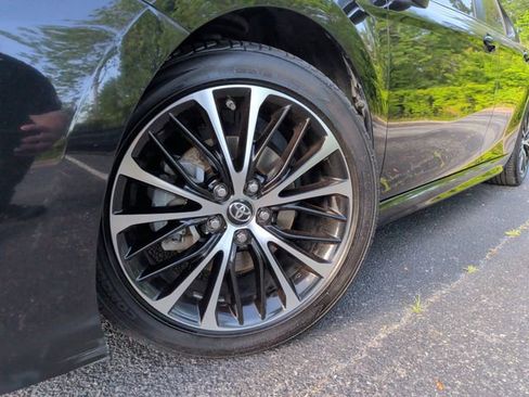 Used 2019 Toyota Camry SE w/ Convenience Package FWD image 10