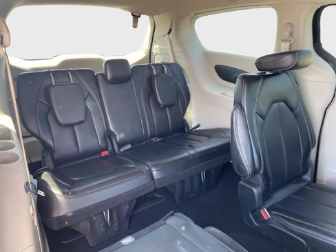 Used 2024 Chrysler Pacifica Touring-L FWD image 17