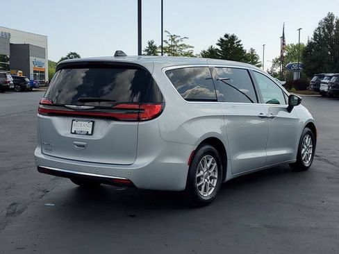 Used 2024 Chrysler Pacifica Touring-L FWD image 3