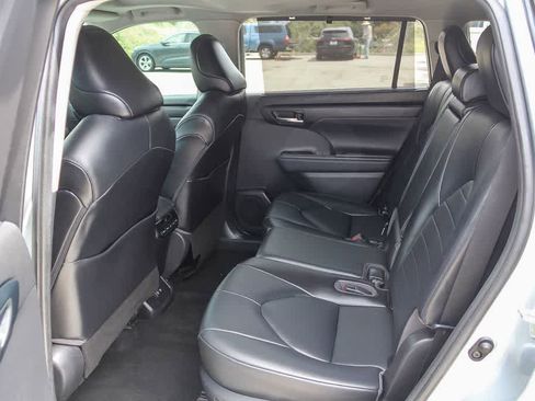 Used 2021 Toyota Highlander XLE AWD/4WD image 17