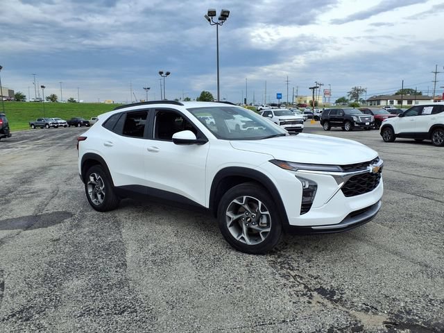 Used 2025 Chevrolet Trax LT FWD image 2