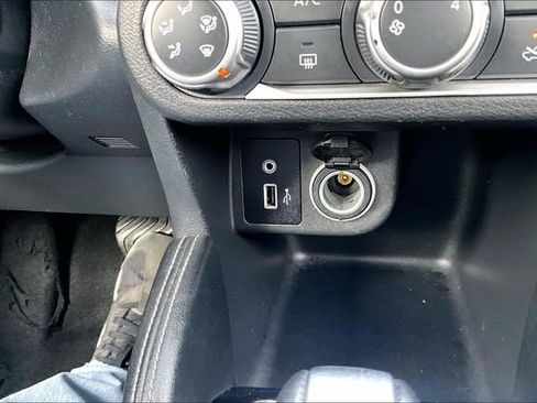 Used 2019 Nissan Kicks S image 14