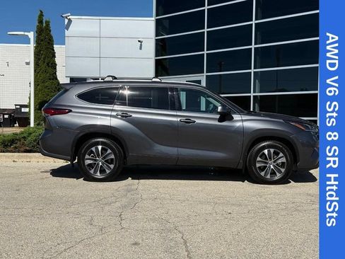 Used 2021 Toyota Highlander XLE AWD/4WD image 2