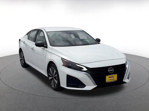 Used 2025 Nissan Altima 2.5 SV FWD image 3