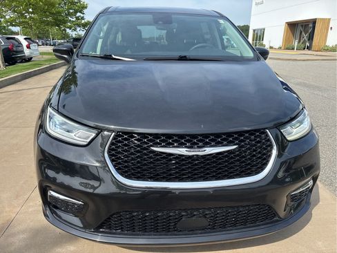 Used 2023 Chrysler Pacifica Touring-L FWD image 3