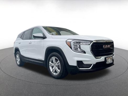 Used 2024 GMC Terrain SLE image 1