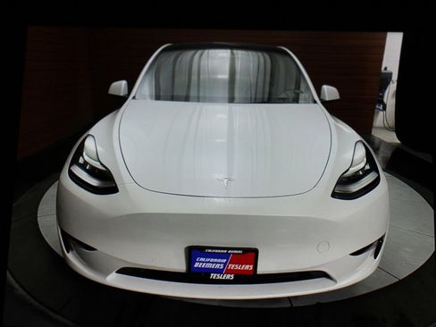 Used 2021 Tesla Model Y Long Range image 18