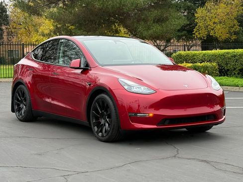 Used 2024 Tesla Model Y Performance image 1