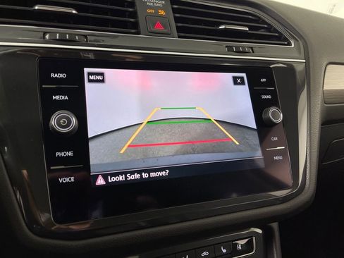 Used 2020 Volkswagen Tiguan SE w/ Panoramic Sunroof Package image 23