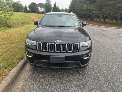 Used 2019 Jeep Grand Cherokee Laredo AWD/4WD image 3