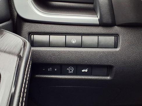 Certified 2025 Nissan Rogue SV image 17