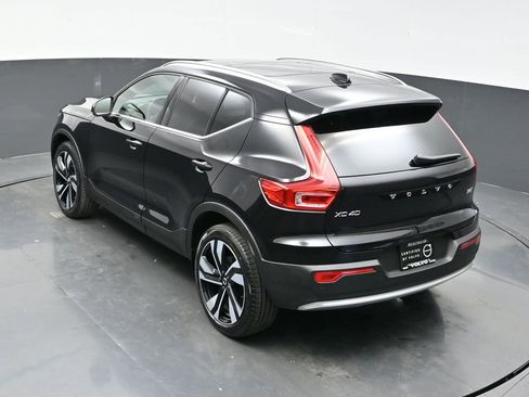 Used 2025 Volvo XC40 B5 Plus image 29