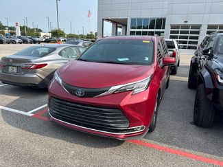 Used 2021 Toyota Sienna XLE FWD video 1