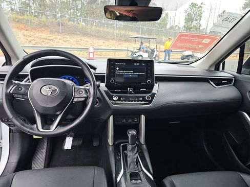 Used 2022 Toyota Corolla Cross XLE w/ Convenience Package image 18