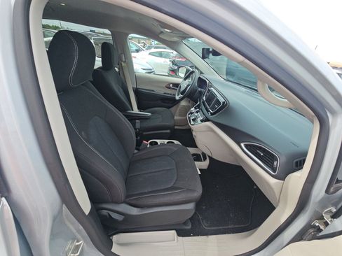 Used 2023 Chrysler Voyager LX FWD image 11