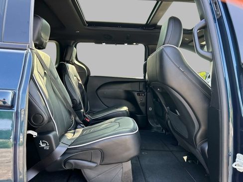 Used 2025 Chrysler Pacifica Limited FWD image 19