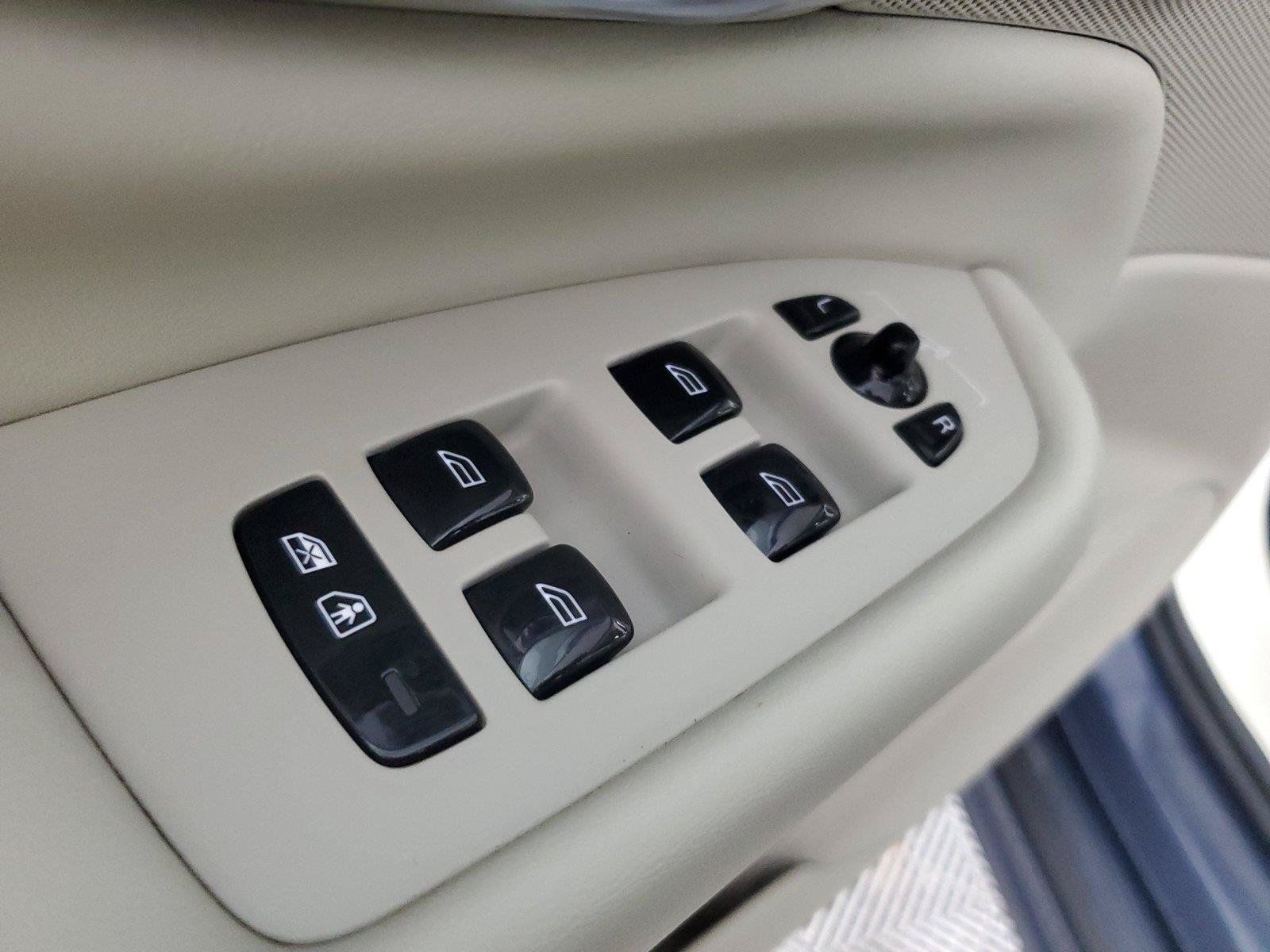 Certified 2024 Volvo XC90 T8 Plus AWD/4WD image 17