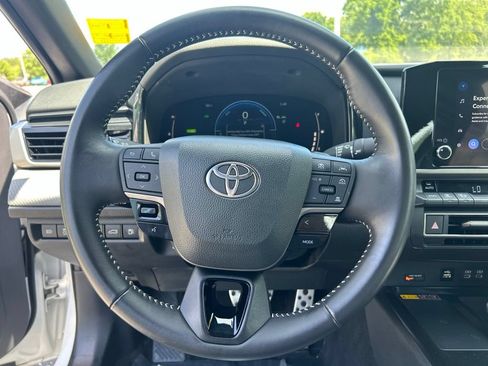 Used 2025 Toyota Camry SE w/ Convenience Package FWD image 15