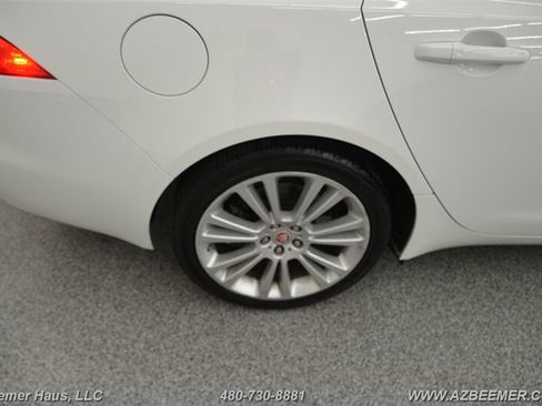 Used 2020 Jaguar XF Premium image 45