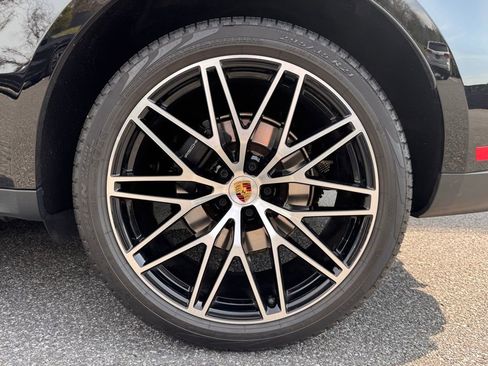 Certified 2024 Porsche Macan image 16