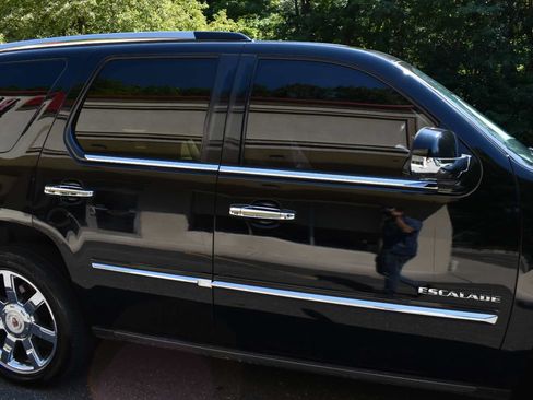 Used 2011 Cadillac Escalade Premium AWD/4WD image 64