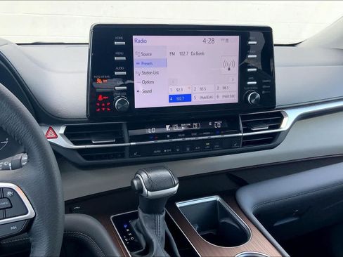 Used 2024 Toyota Sienna XLE FWD image 15