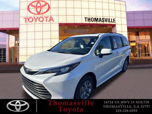 New 2025 Toyota Sienna XLE image 1