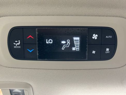 Used 2017 Chrysler Pacifica Limited FWD image 9