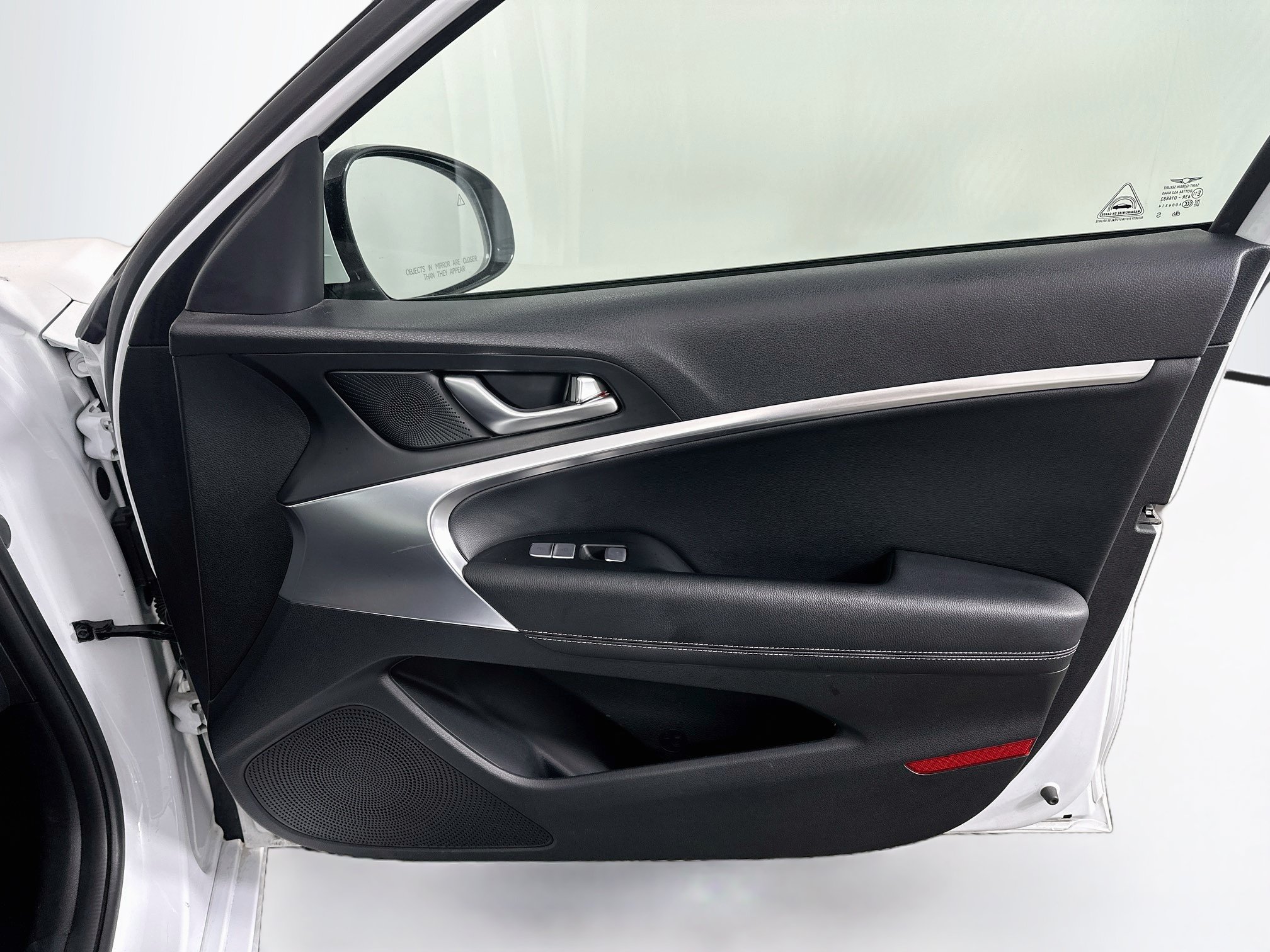 Used 2025 Genesis G70 2.5T RWD image 33