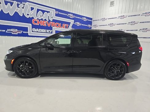 Used 2025 Chrysler Pacifica Limited image 5