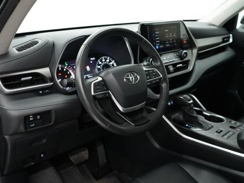 Used 2024 Toyota Highlander XLE AWD/4WD image 14
