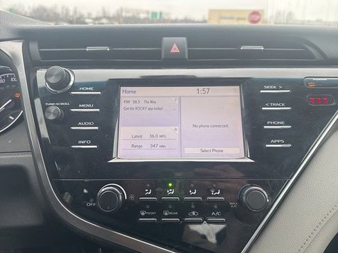 Used 2018 Toyota Camry LE image 19