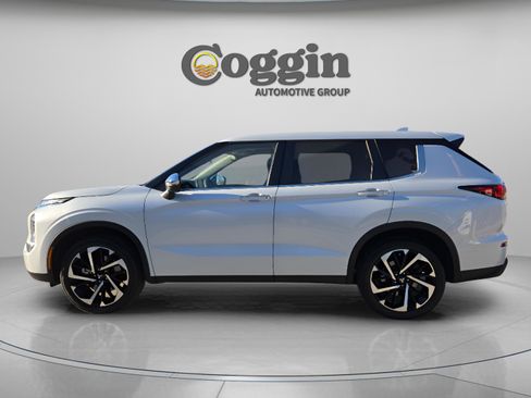 Used 2022 Mitsubishi Outlander ES image 3