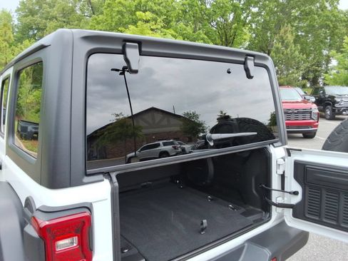 Used 2024 Jeep Wrangler Unlimited Rubicon w/ XTREMEE 35" Tire Package AWD/4WD image 19