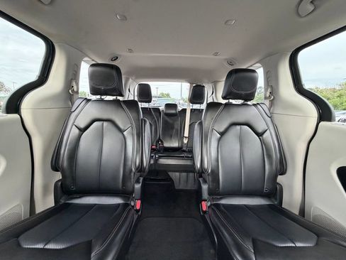 Used 2023 Chrysler Pacifica Touring-L FWD image 24