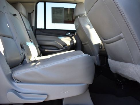 Used 2018 Chevrolet Suburban LT image 9