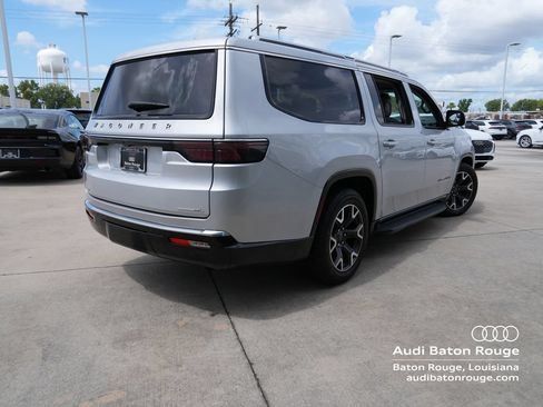 Used 2023 Jeep Wagoneer L Series III w/ Preferred Equipment Group AWD/4WD image 5