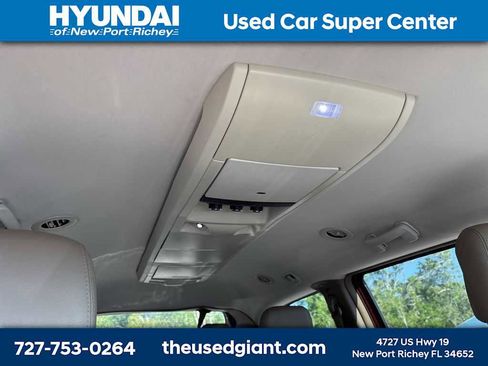 Used 2015 Chrysler Town & Country Touring image 8