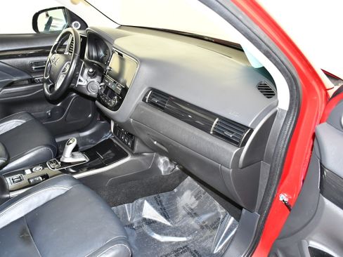 Used 2018 Mitsubishi Outlander GT AWD/4WD image 40