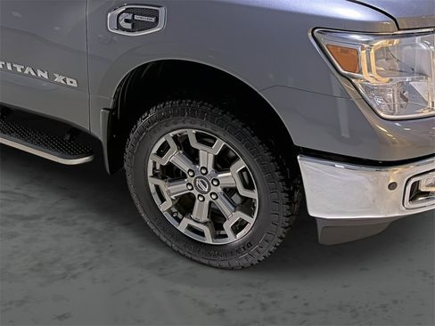 Used 2017 Nissan Titan SV image 14